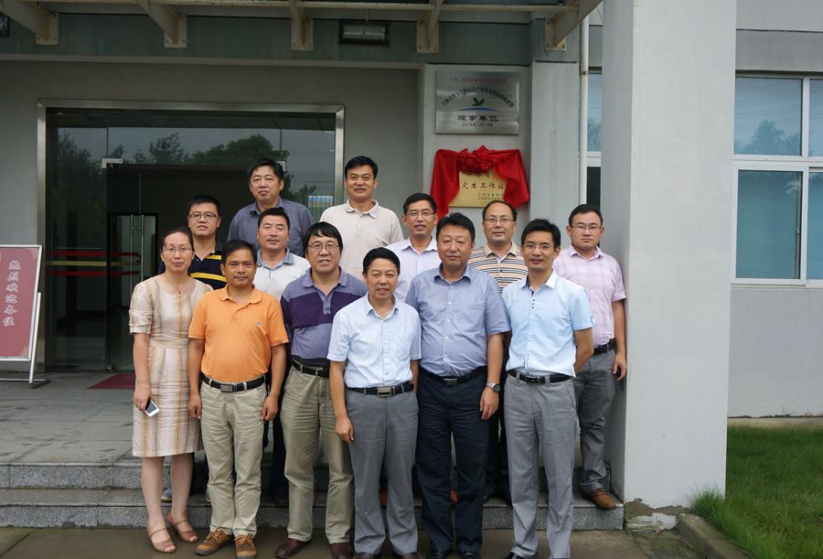 华体会网页版与南京农业大学共建的江苏省研究生工作站举行揭牌仪式